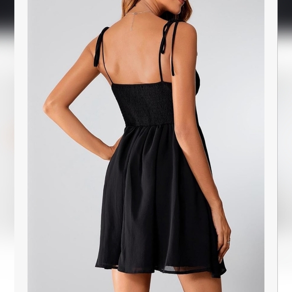 Chic Black Dress for Women - Picture 3 of 16